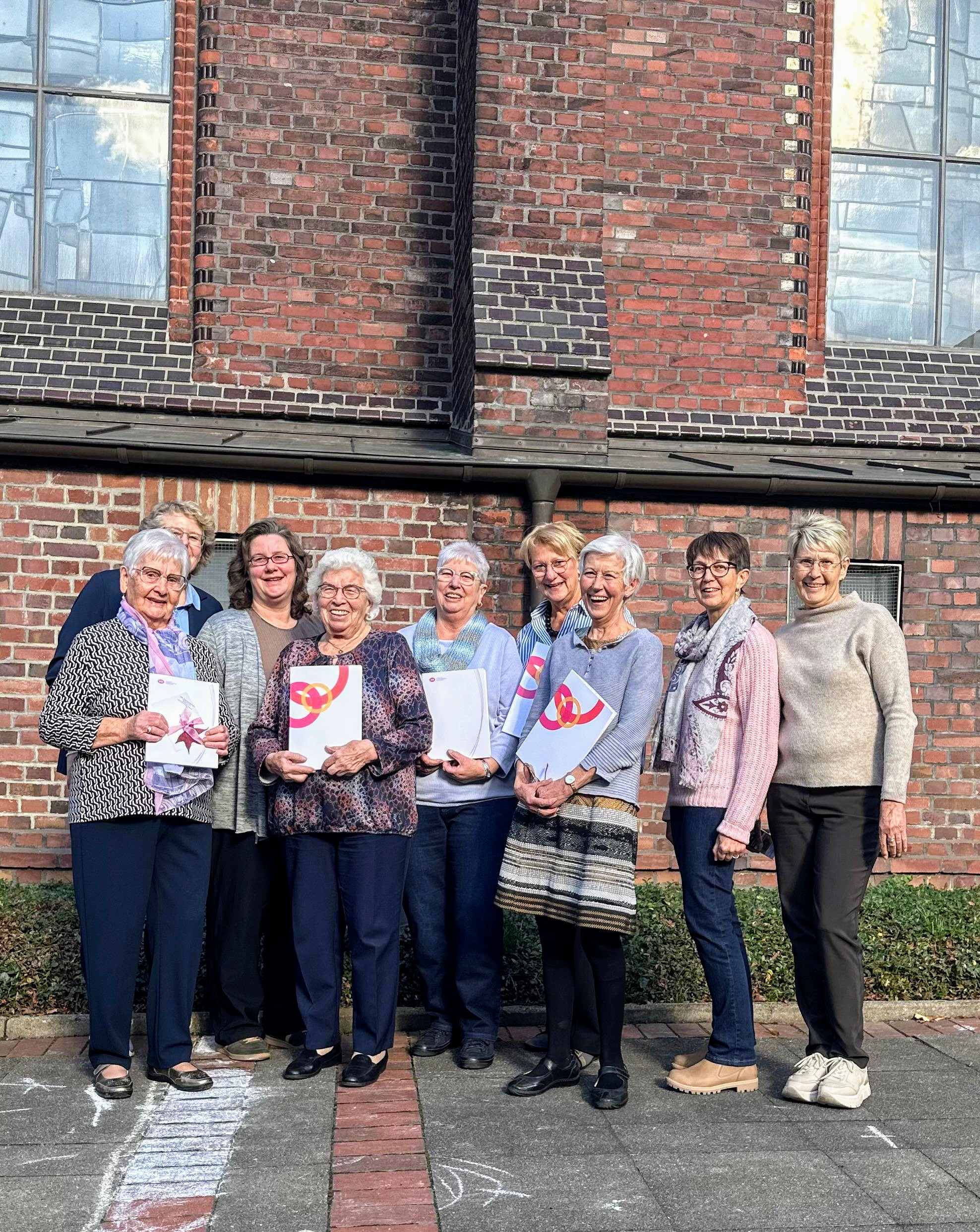 2025_10_18 kfd Heilige Familie_Jubilarinnen und Vorstandsteam