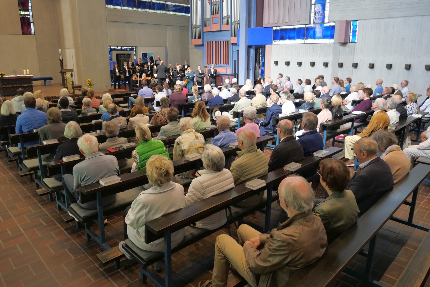 Die Kirche ist gut gefüllt